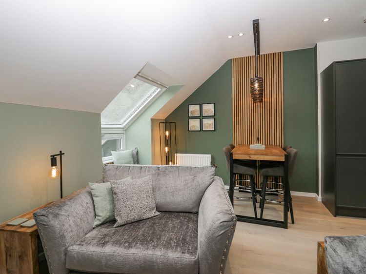 Watch Tree Apartment, listing photograph 9