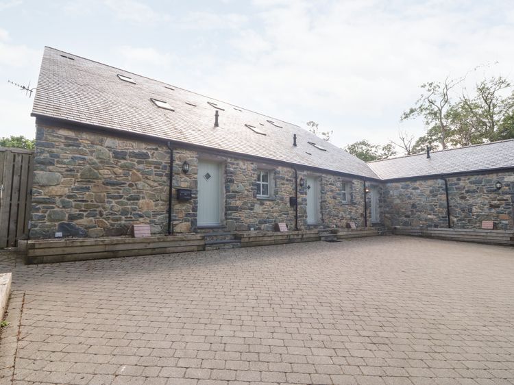 3 Pensyflog Barns, listing photograph 2