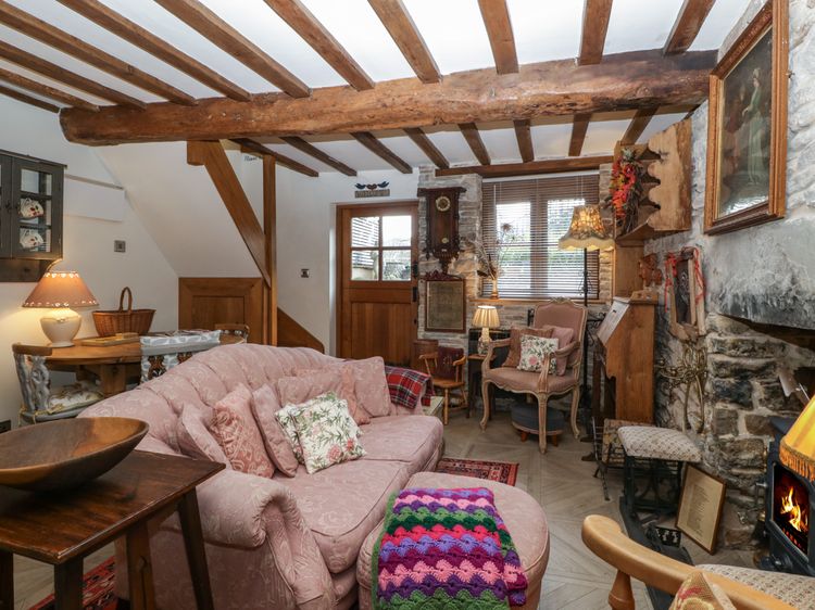 Hoarders Cottage, listing photograph 6