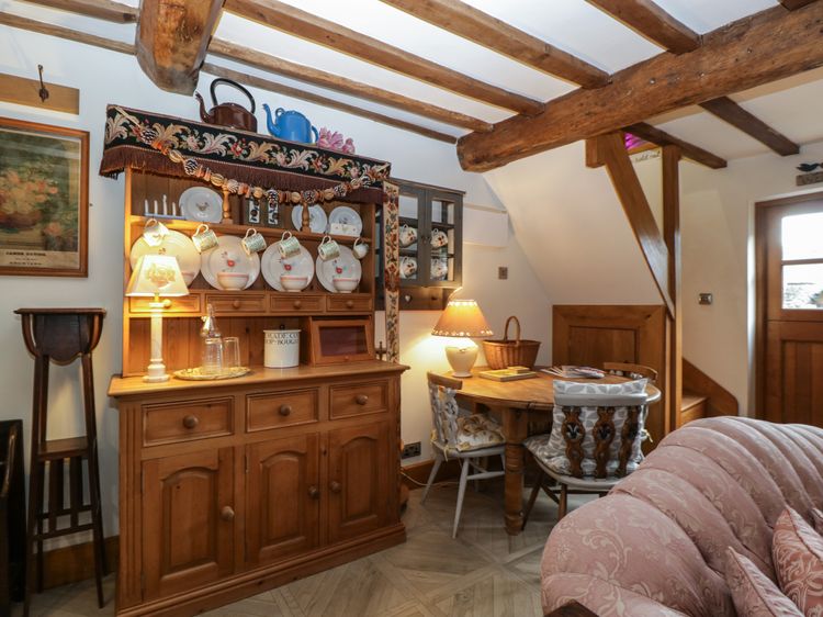Hoarders Cottage, listing photograph 8