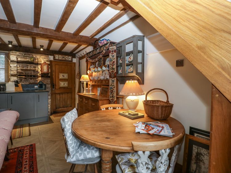 Hoarders Cottage, listing photograph 9