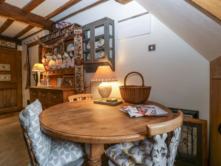 Hoarders Cottage, listing photograph 10
