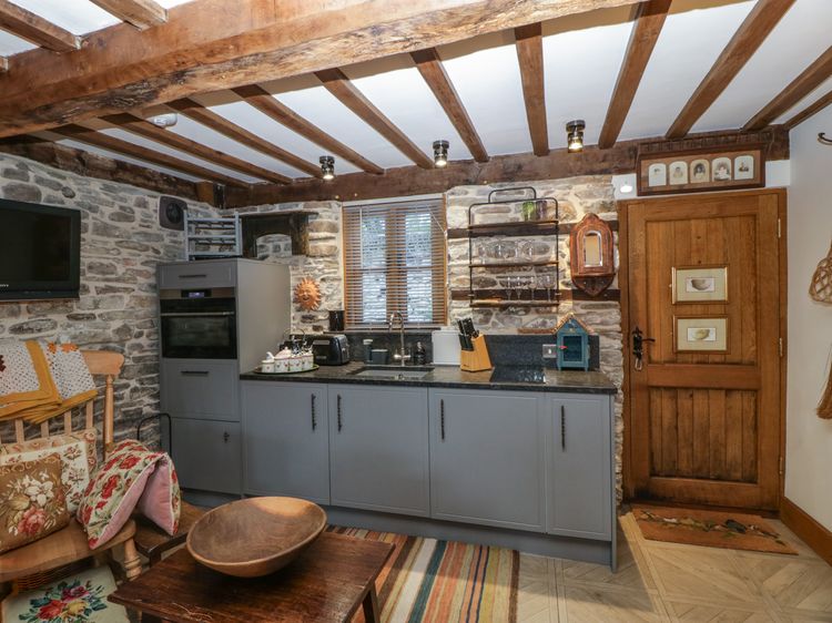 Hoarders Cottage, listing photograph 11