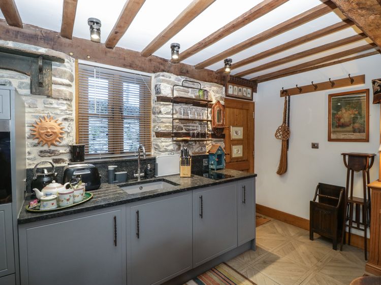 Hoarders Cottage, listing photograph 12