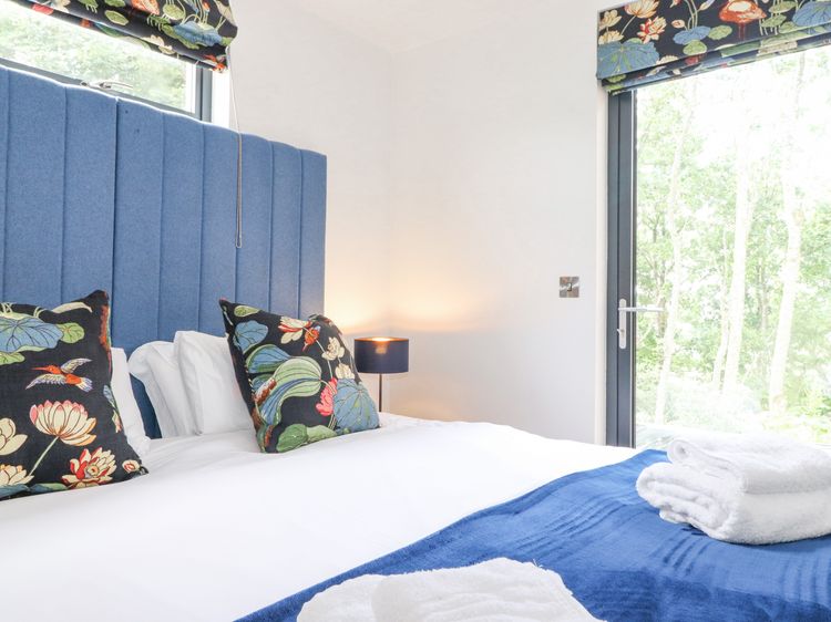 Bluebell Cabin, listing photograph 12