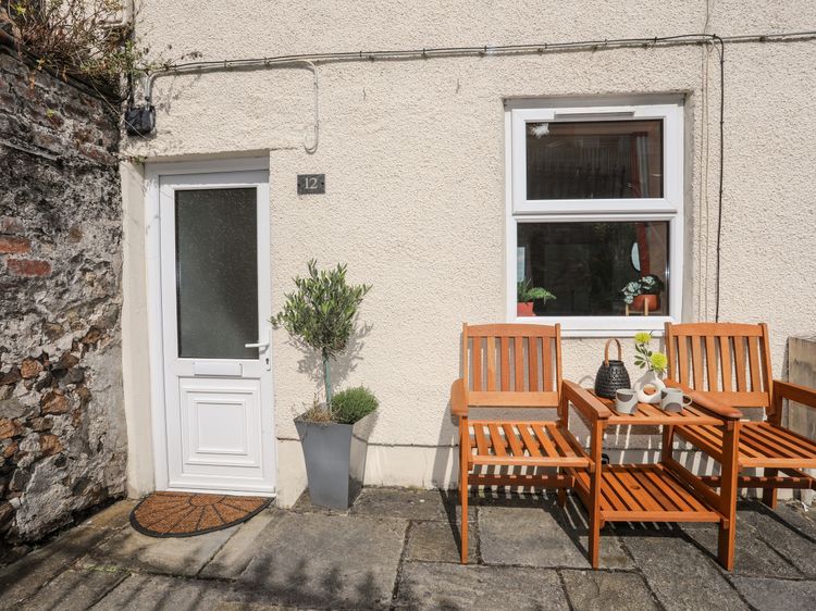 12 Brynffynnon, listing photograph 3