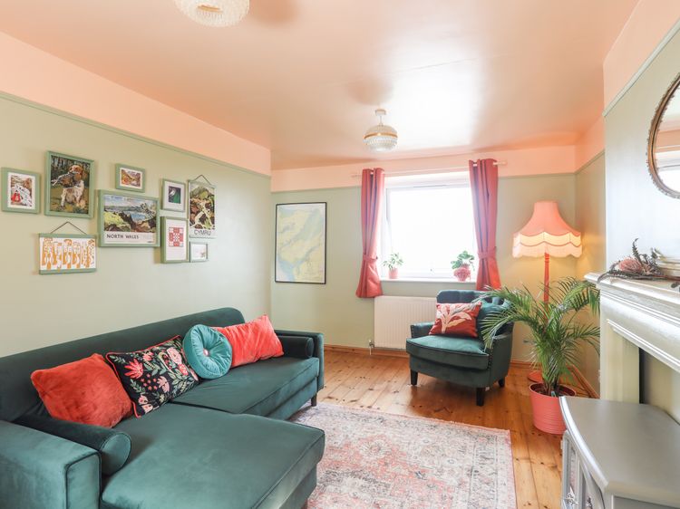 12 Brynffynnon, listing photograph 9
