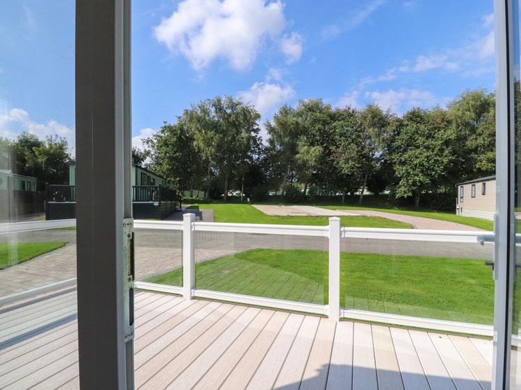 7 The Oaks, listing photograph 3