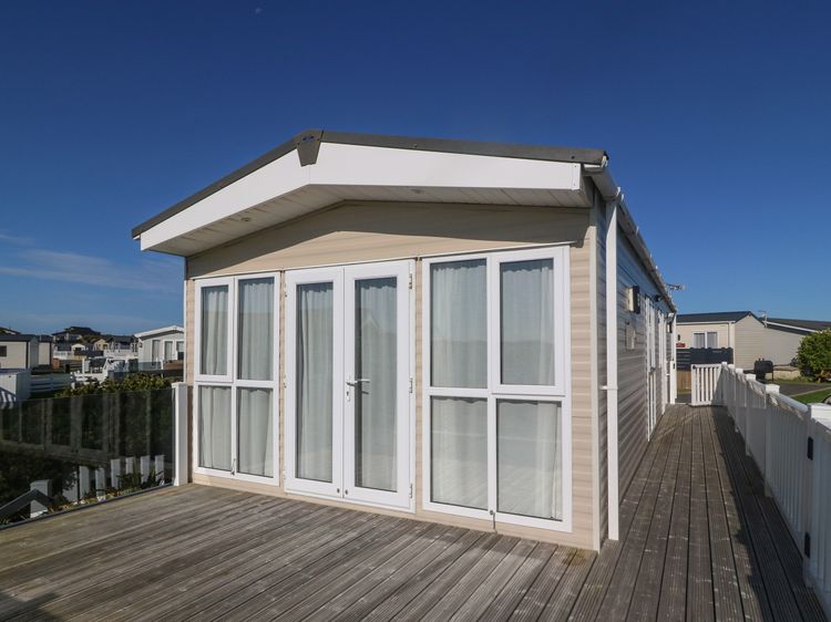 Seafront Holiday Home 2, listing photograph 2