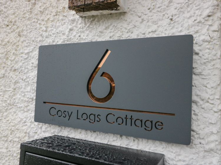 Cosy Logs Cottage, listing photograph 2