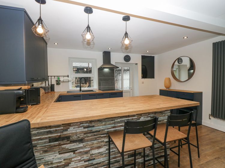 Cosy Logs Cottage, listing photograph 12