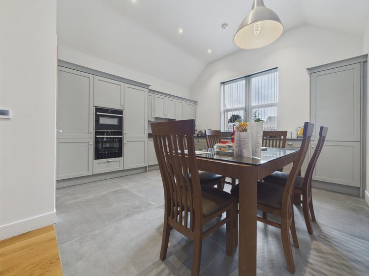 Oakwood Lodge, listing photograph 9