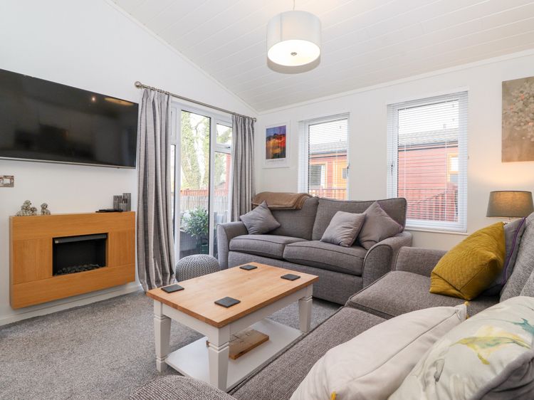 Bowness Bay Lodge, listing photograph 2