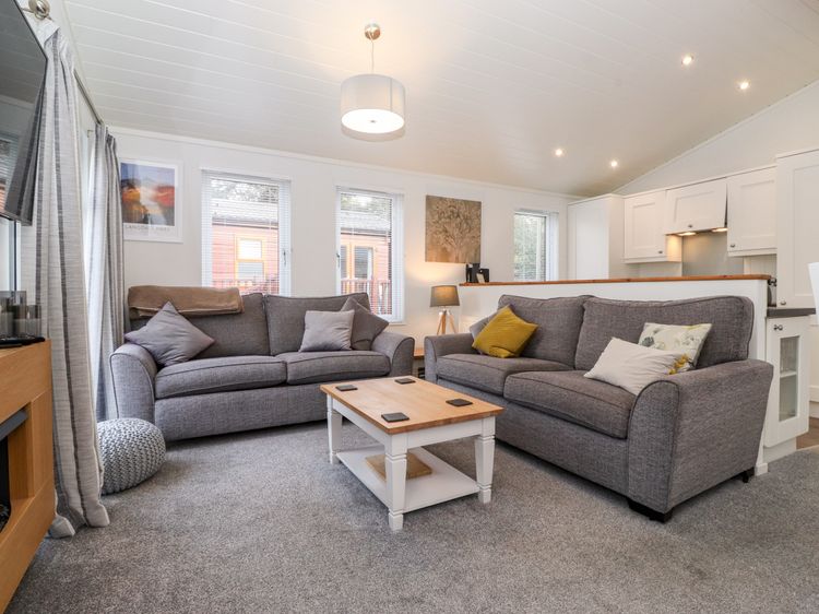 Bowness Bay Lodge, listing photograph 3