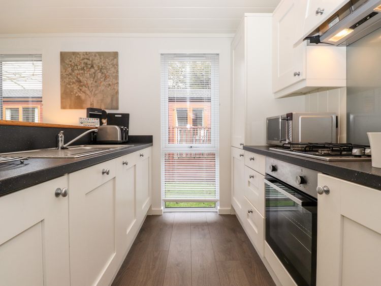 Bowness Bay Lodge, listing photograph 9
