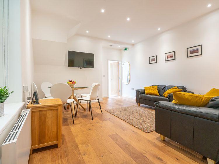 The Botanical Flat 1, listing photograph 2