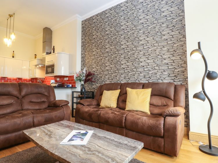 5 Ladstock Hall, listing photograph 3