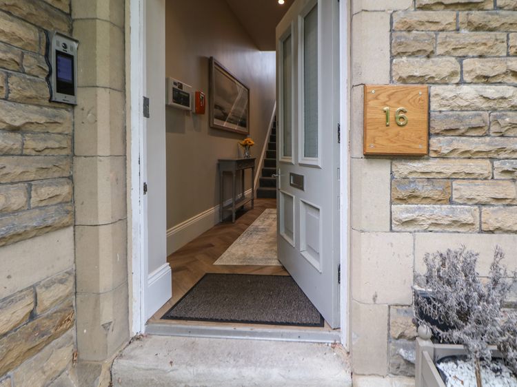 Netherdale Penthouse, listing photograph 2