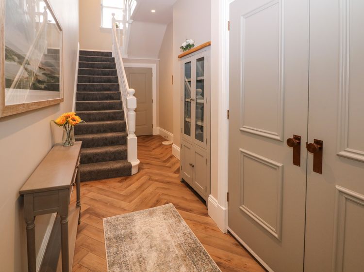 Netherdale Penthouse, listing photograph 3