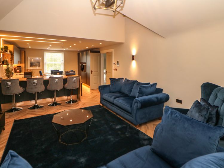Netherdale Penthouse, listing photograph 6