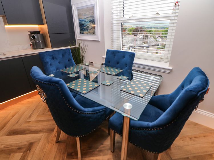 Netherdale Penthouse, listing photograph 9