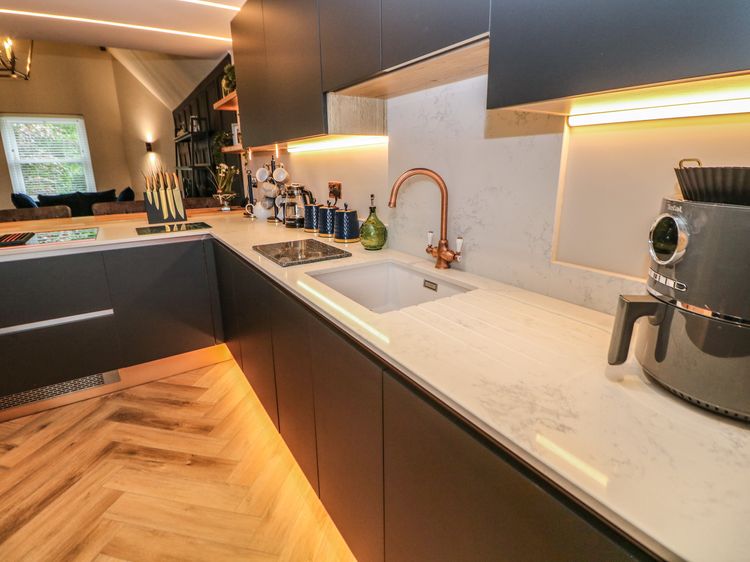 Netherdale Penthouse, listing photograph 11