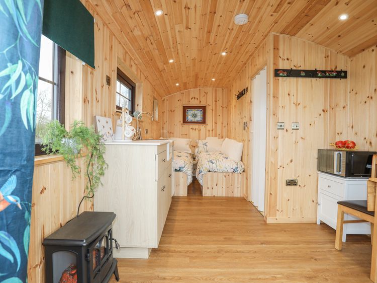 Tal Sarn Shepherd Hut, listing photograph 4