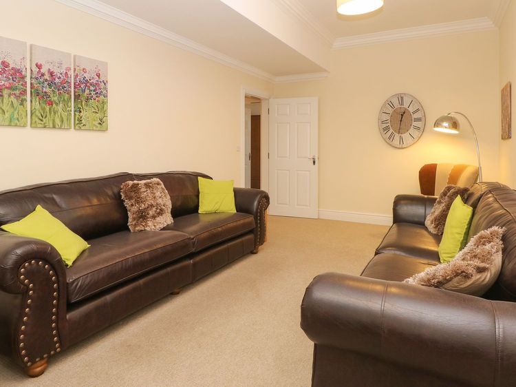 12 Eagle Parade, listing photograph 3