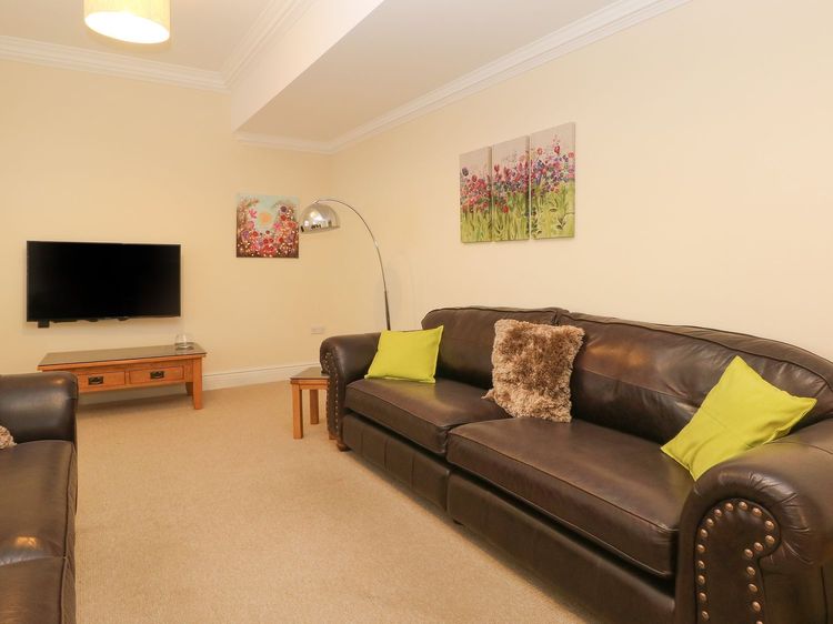 12 Eagle Parade, listing photograph 4