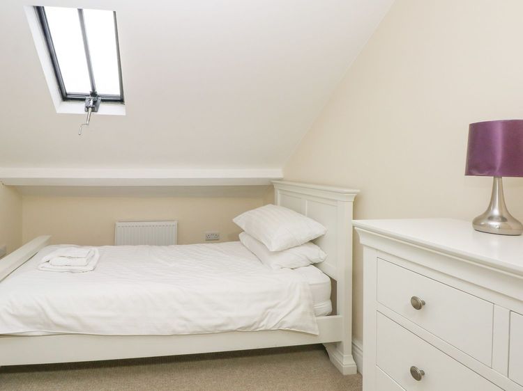 12 Eagle Parade, listing photograph 11