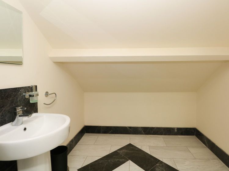 12 Eagle Parade, listing photograph 12