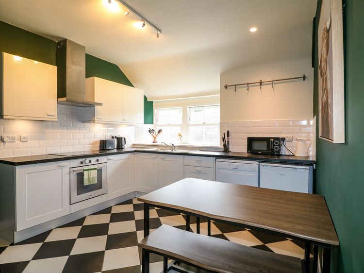 Apartment at The Old Dog, Thorpe, listing photograph 7