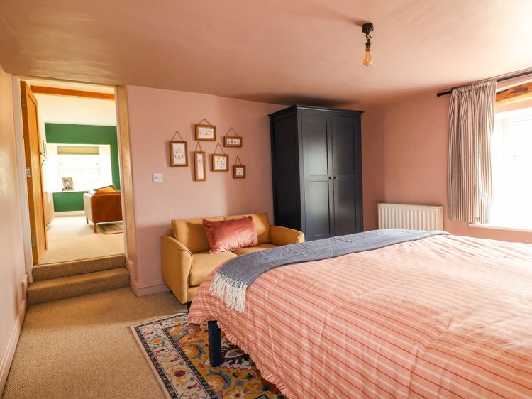 Apartment at The Old Dog, Thorpe, listing photograph 9