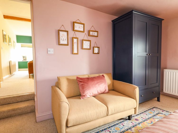 Apartment at The Old Dog, Thorpe, listing photograph 10