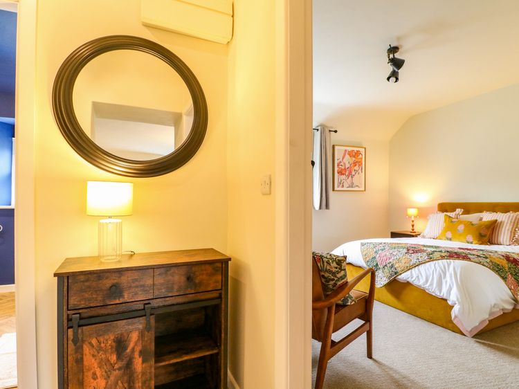 Apartment at The Old Dog, Thorpe, listing photograph 11
