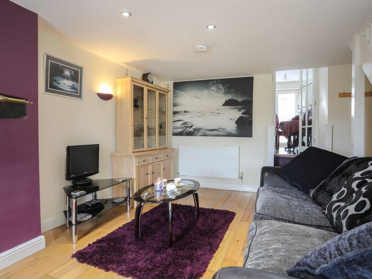 42 Hyfrydle Road, listing photograph 2