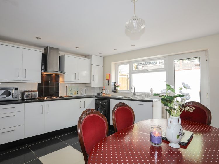 42 Hyfrydle Road, listing photograph 8