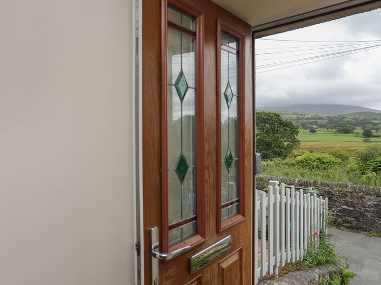 43 Hyfrydle Road, listing photograph 2