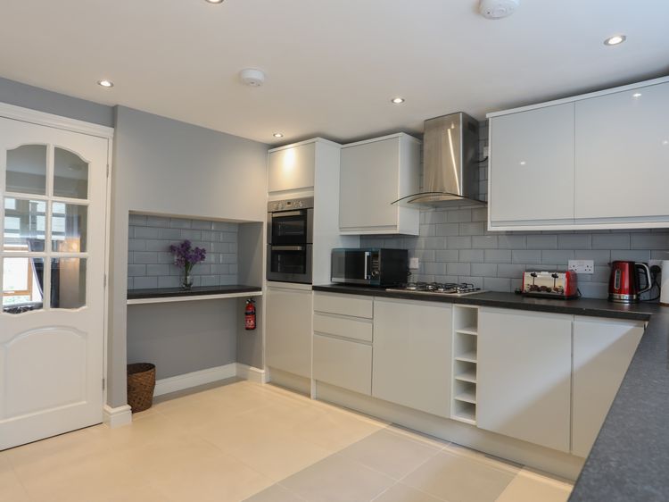 43 Hyfrydle Road, listing photograph 10