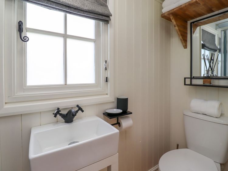 Ling Farm Retreat, listing photograph 10