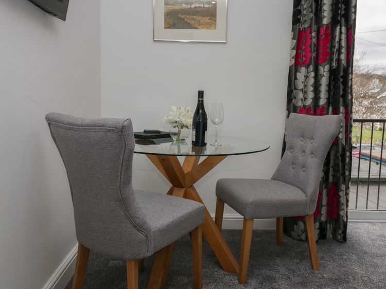 Yewdale View Apartment, listing photograph 7