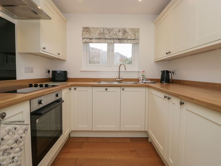 Yewdale View Apartment, listing photograph 9
