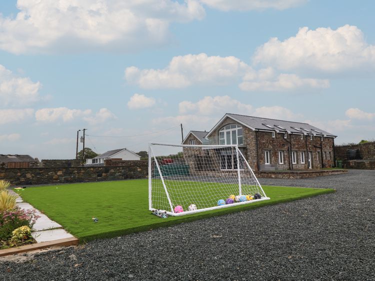 Caeau Gwynion Farm, listing photograph 2