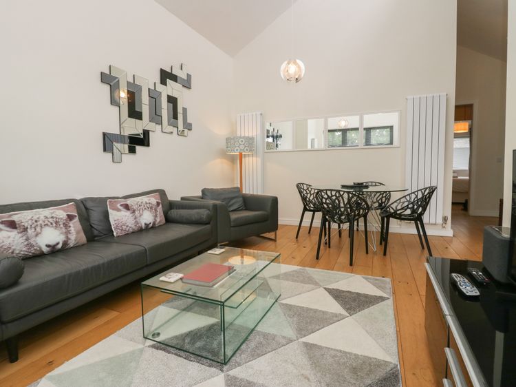 12 Blue Hill Park, listing photograph 2