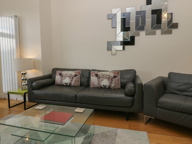 12 Blue Hill Park, listing photograph 3