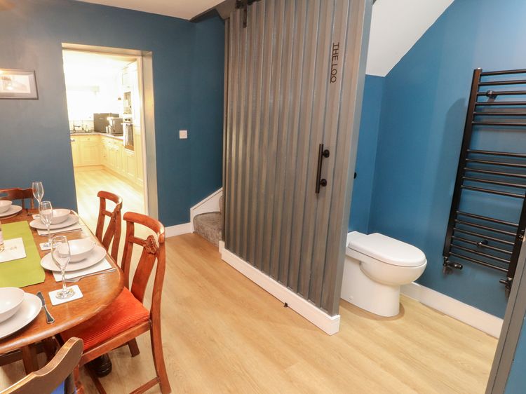 10 Keekle Terrace, listing photograph 11