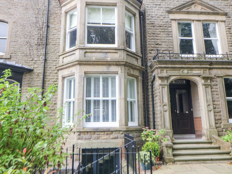 Spa House, listing photograph 2