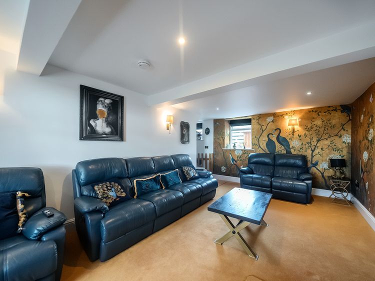 HollyDale, listing photograph 8