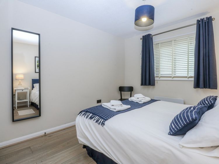Oakley View Apartment, listing photograph 9