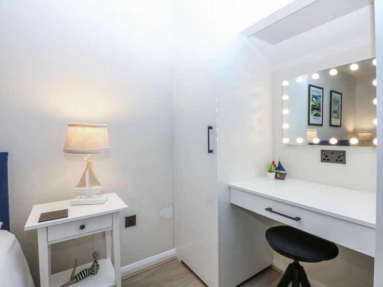 Oakley View Apartment, listing photograph 10